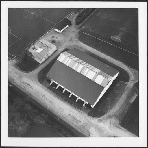 Équipements sportifs : terrains de football, salle omnisport (vue 1), piscine en construction (vue 2).